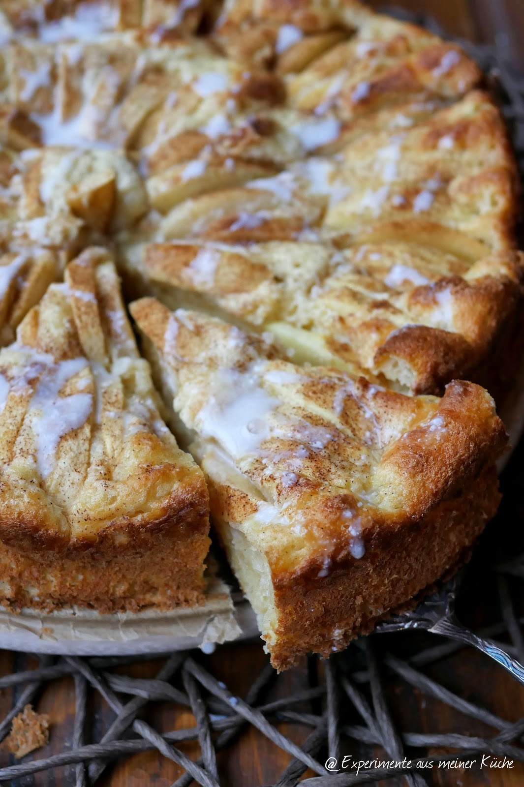 Apfelkuchen Kastenform in Stücke geschnitten