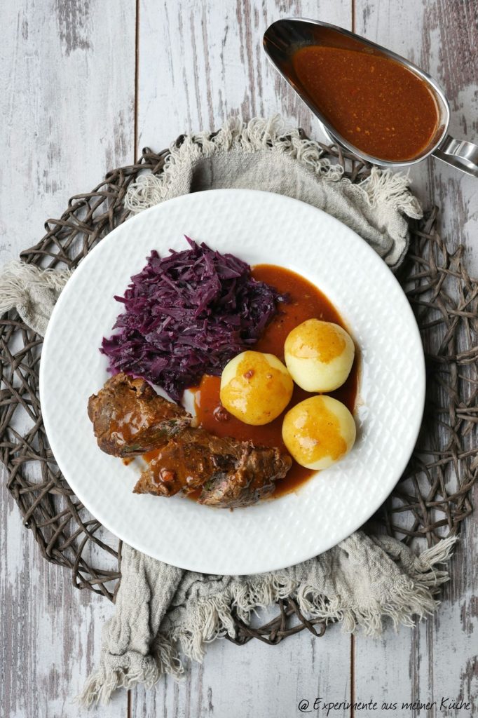 Klassische Rouladen mit Rotkohl und polnischen Klößen | Rezept | Essen | Kochen | Hausmannskost