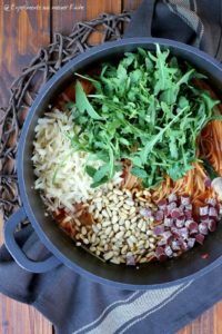 One Pot Pasta mit Salami und Rucola