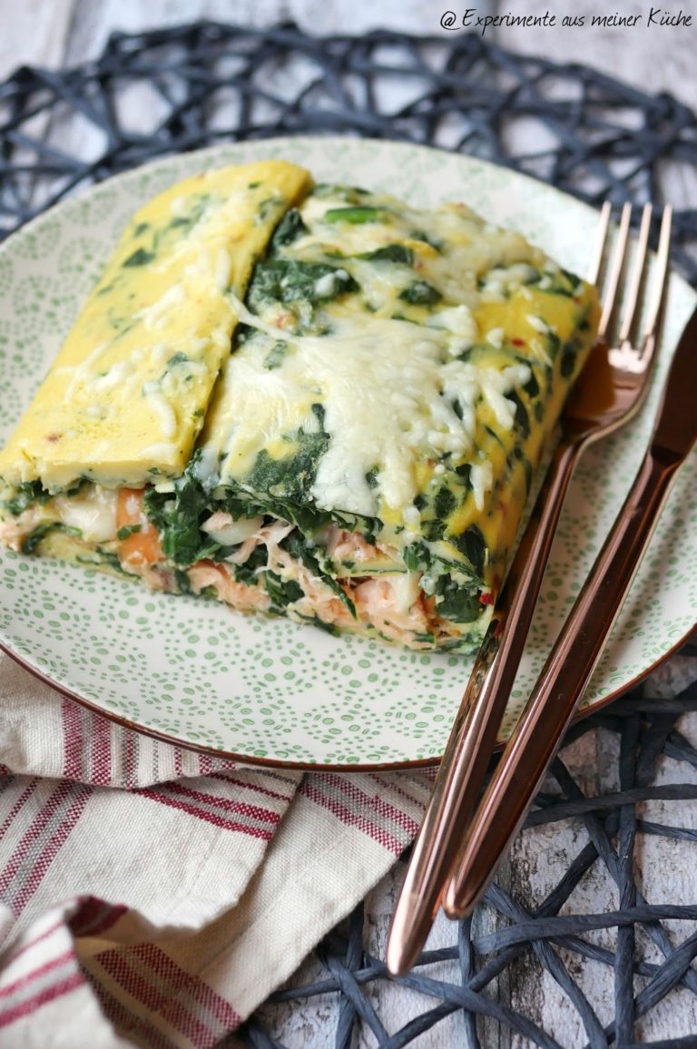 Omelett-Rolle aus dem Ofen mit Spinat und Lachs