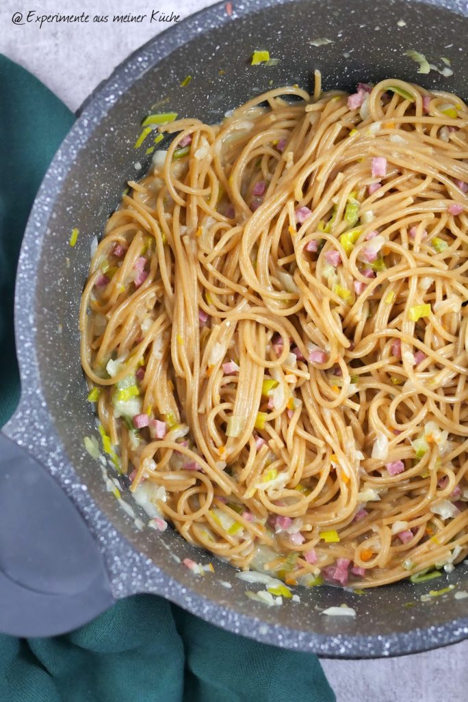 One Pot Zwiebel-Sahne-Spaghetti | Rezept | Kochen | Essen | Pasta | Feierabendküche | Weight Watchers