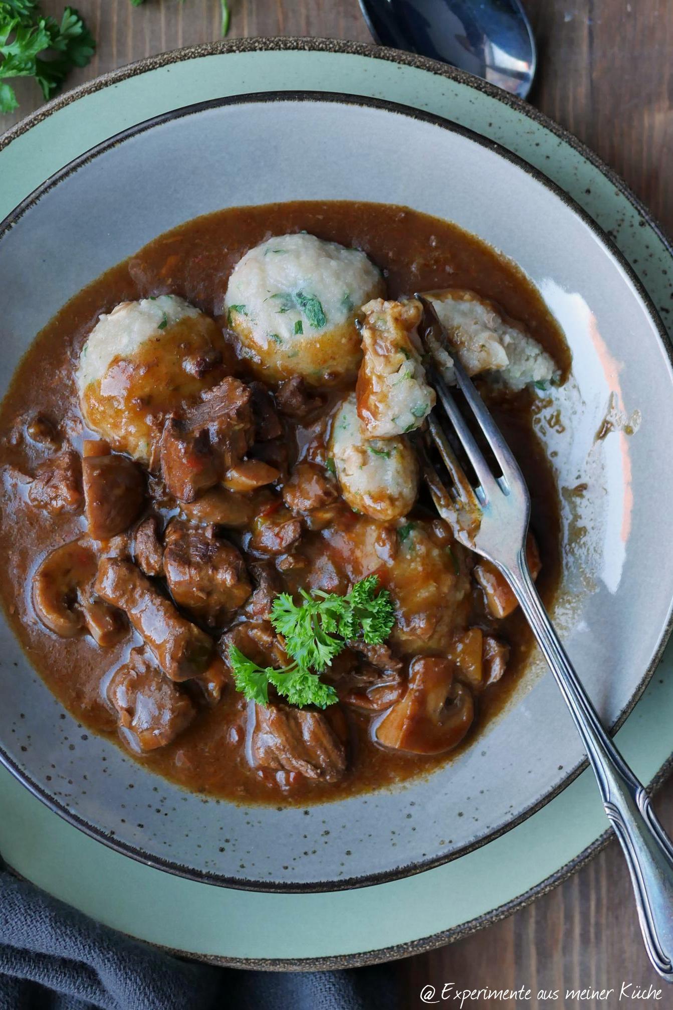 gulasch mit paprika und pilzen