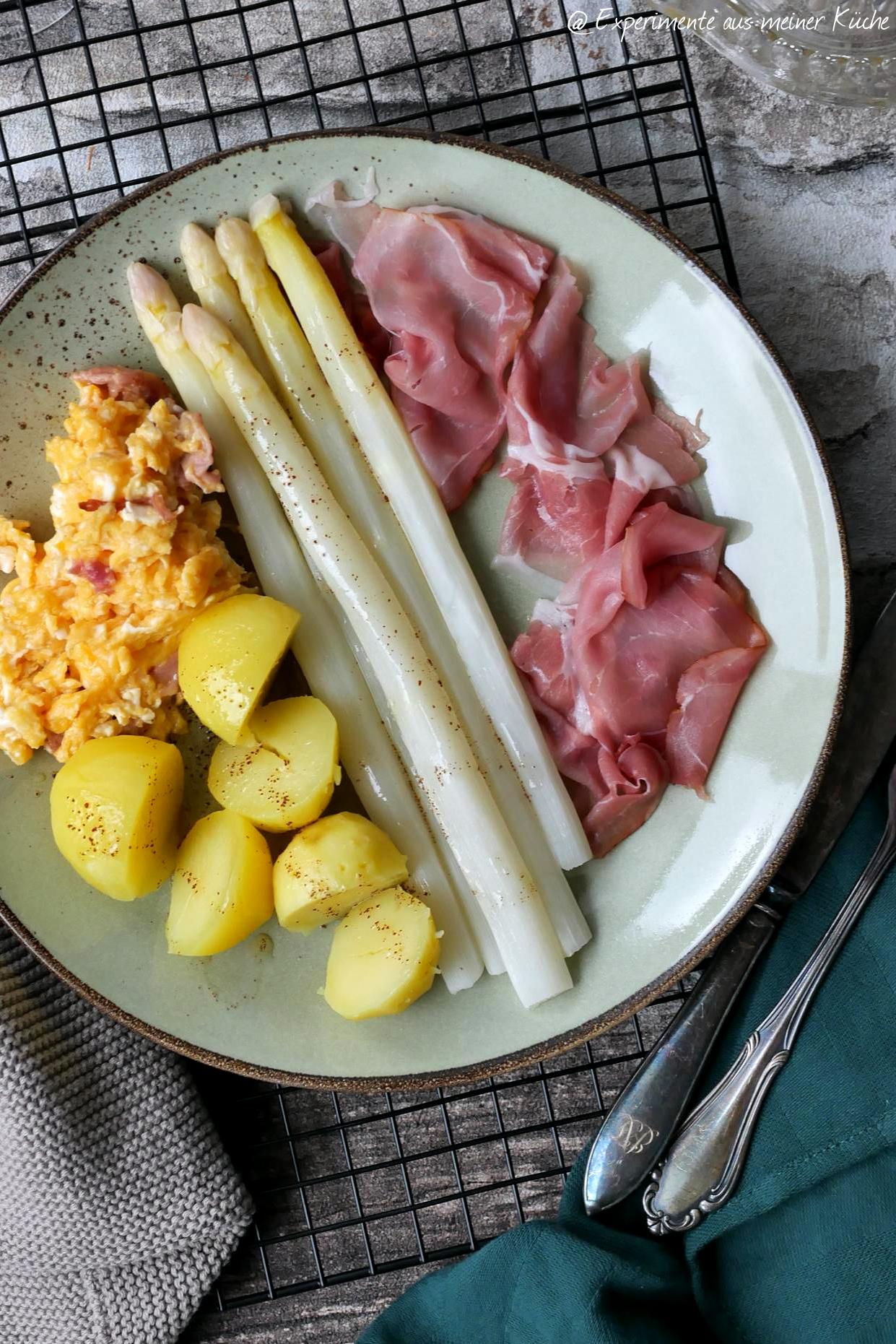 Spargel mit Kartoffeln, Rührei und Katenschinken | Rezept | Essen | Kochen