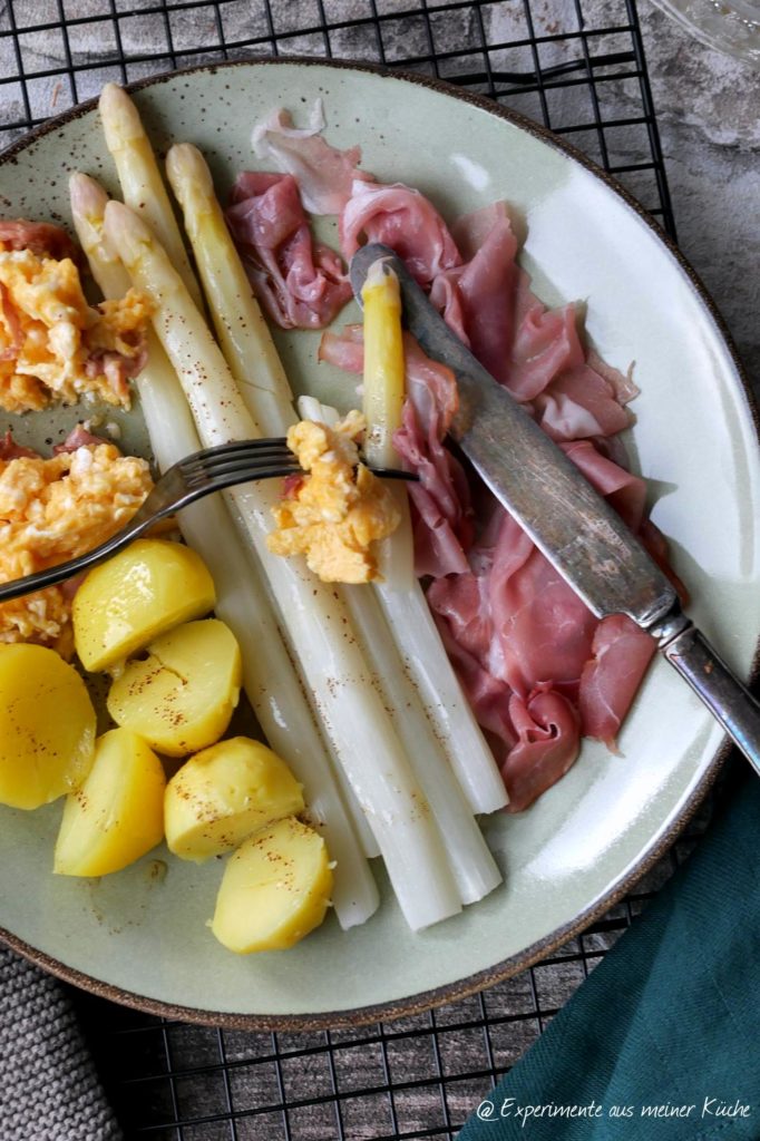 Spargel mit Kartoffeln, Rührei und Katenschinken | Rezept | Essen | Kochen 