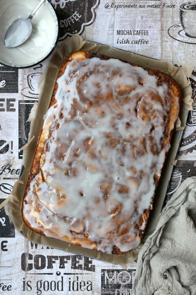 Zimtschneckenkuchen ohne Hefe frisch aus dem Ofen