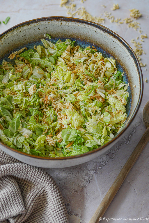 Yum Yum Salat mit Chinakohl – knackig, würzig und einfach gemacht