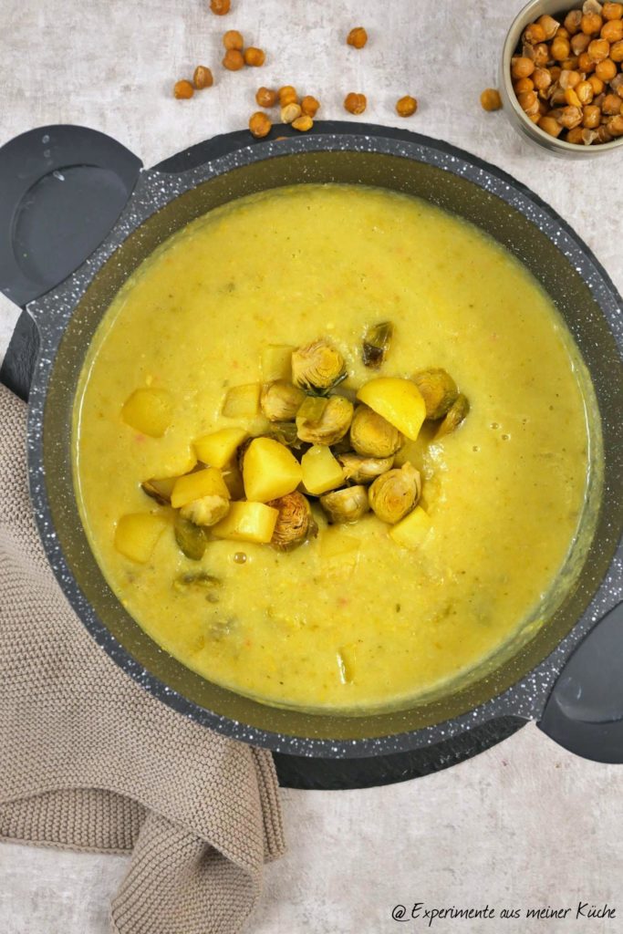 Bei dieser Kartoffel-Rosenkohl-Suppe wird das Gemüse im Ofen gegart und anschließend nur kurz mit Brühe und Sahne aufgekocht. 