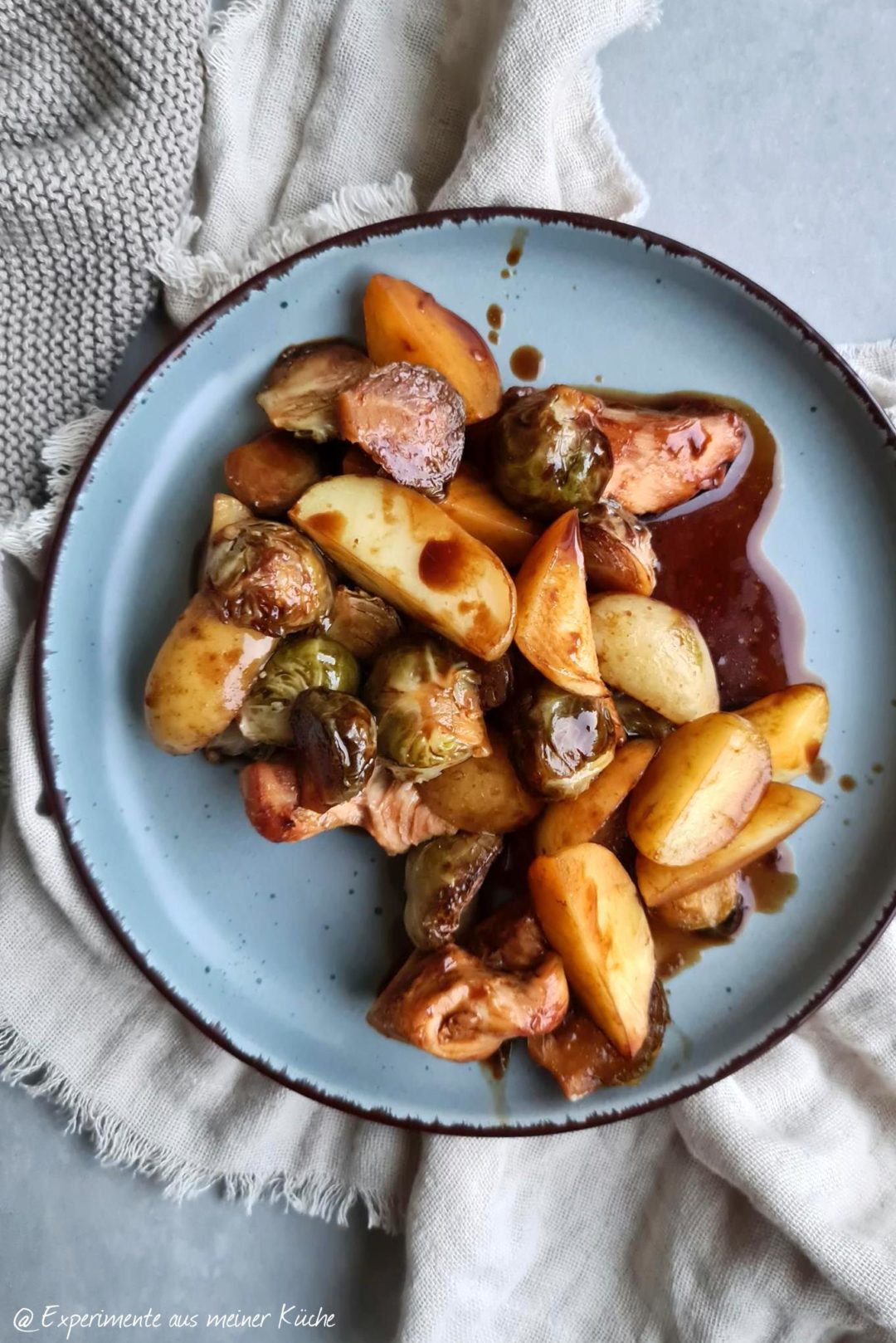 Brathähnchen mit Kartoffeln und Spargel aus dem Ofen