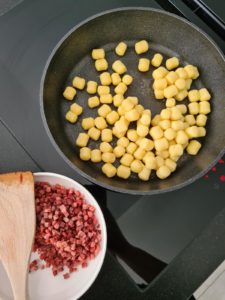One Pot Gnocchi mit Erbsen und Schinken