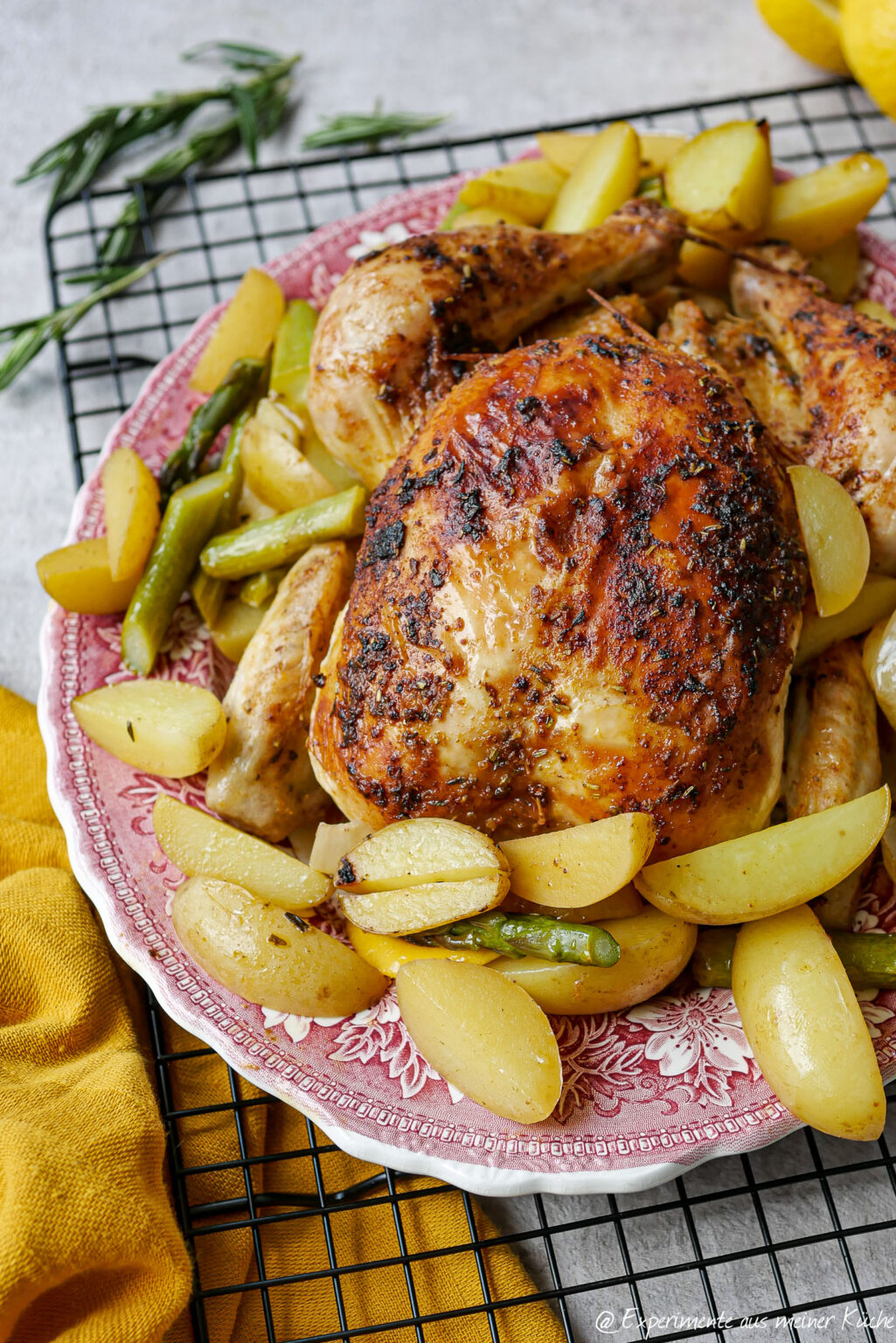 Brathähnchen mit Kartoffeln und Spargel aus dem Ofen