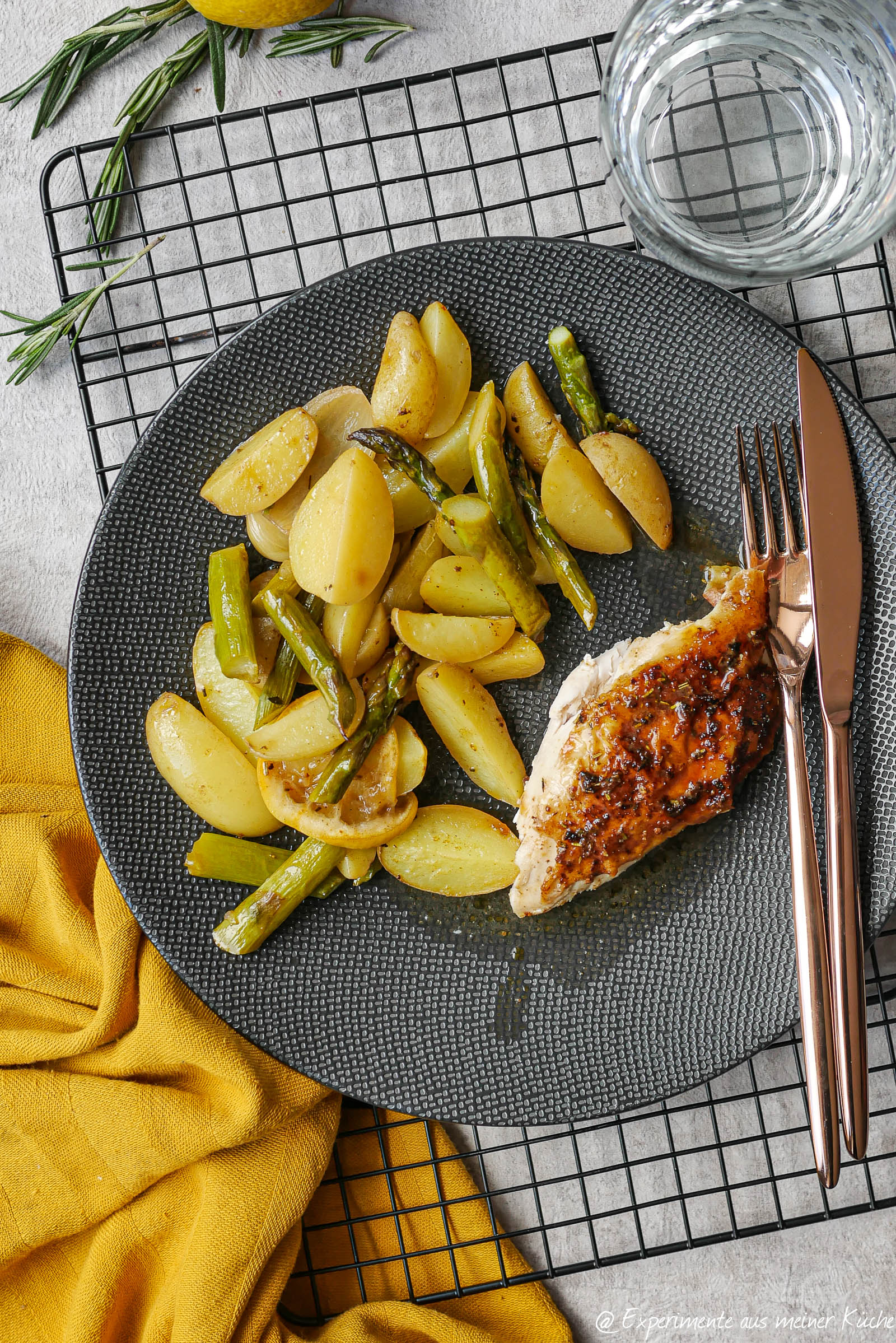 Brathähnchen mit Kartoffeln und Spargel aus dem Ofen