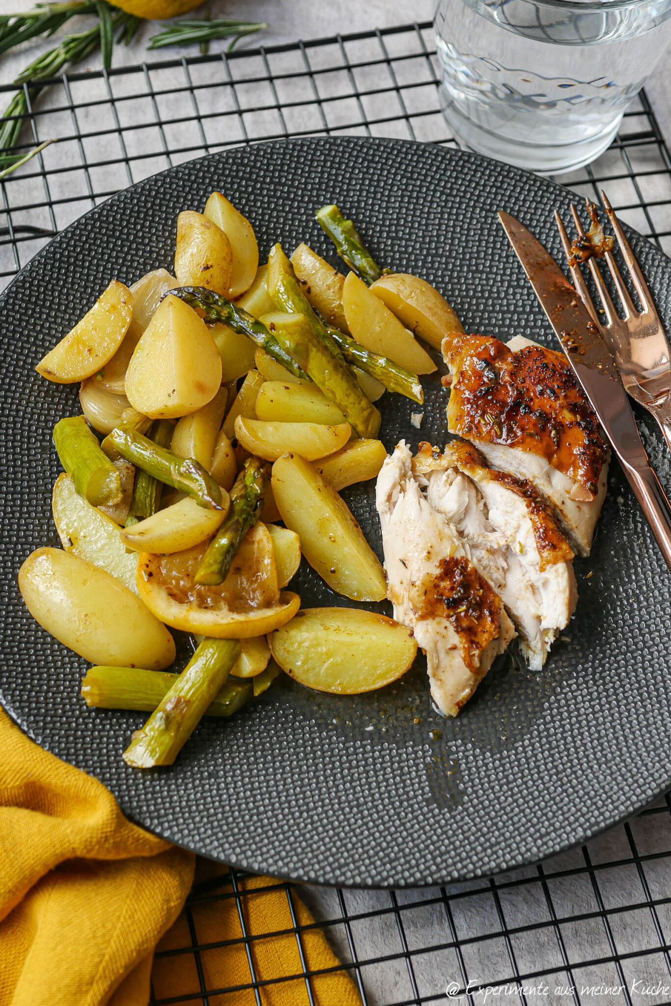 Brathähnchen mit Kartoffeln und Spargel aus dem Ofen