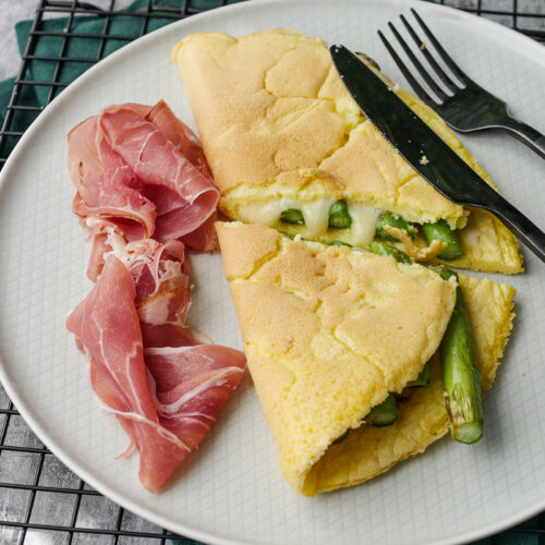 Omelett mit grünem Spargel und Käse