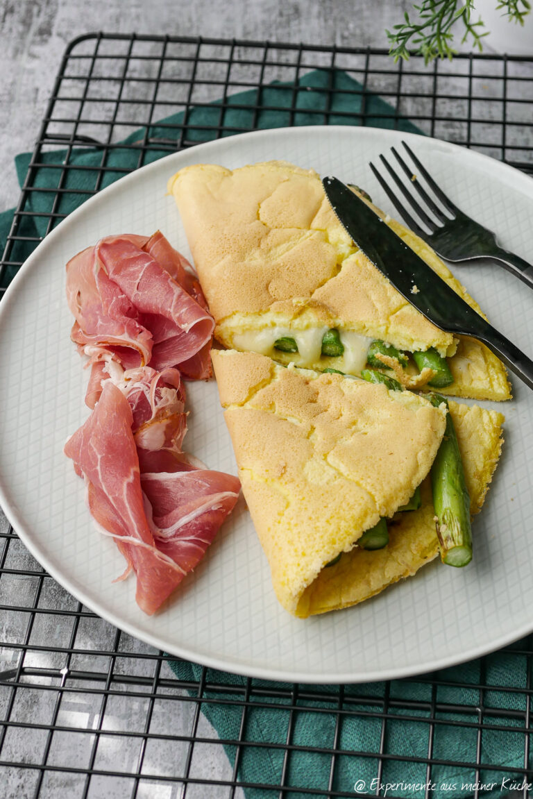 Omelett mit grünem Spargel und Käse