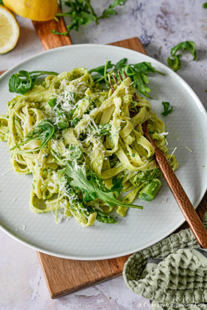 Tagliatelle mit Spargel-Erdnuss-Sauce