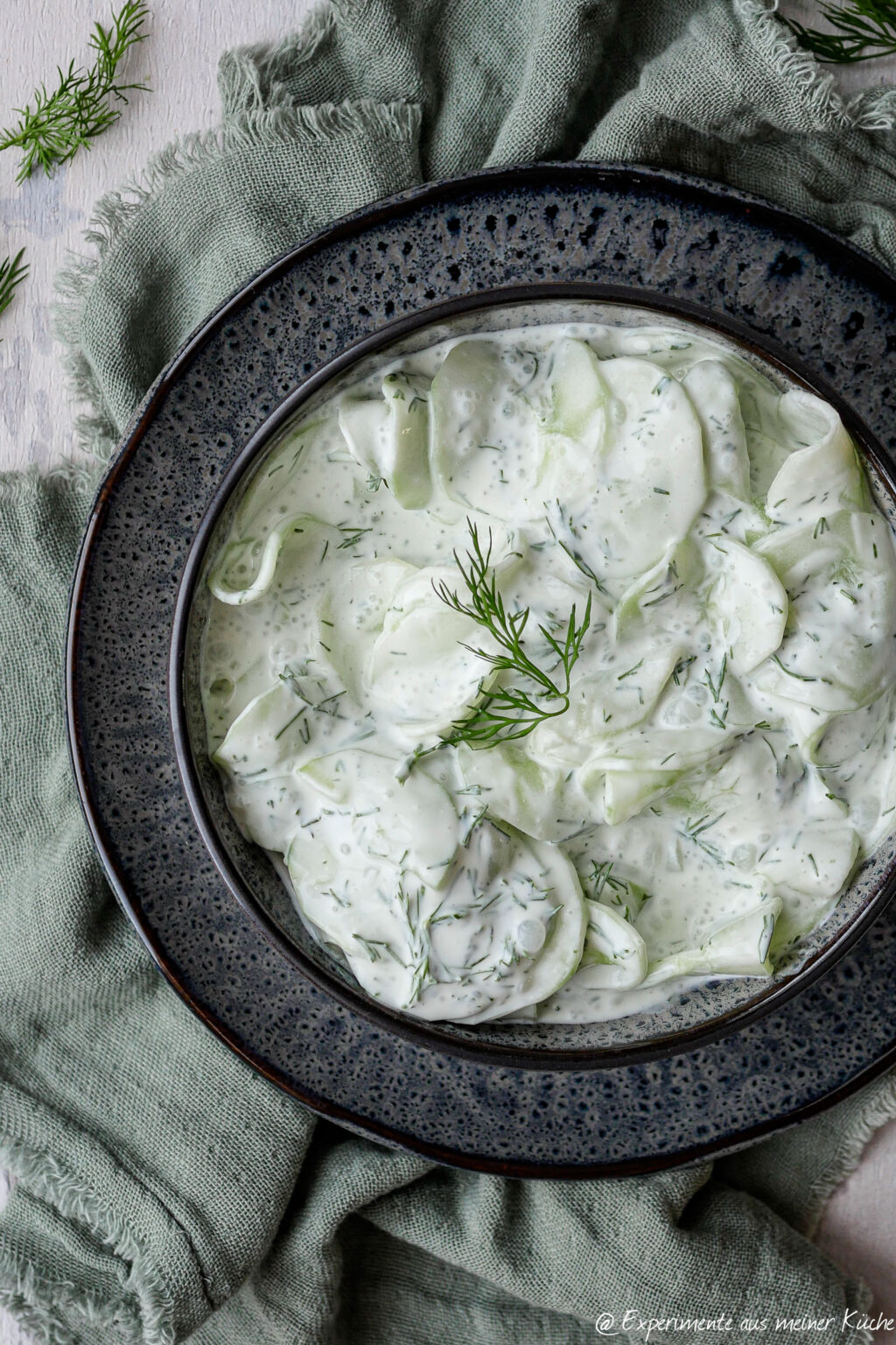 Gurkensalat mit saurer Sahne (Mizeria)