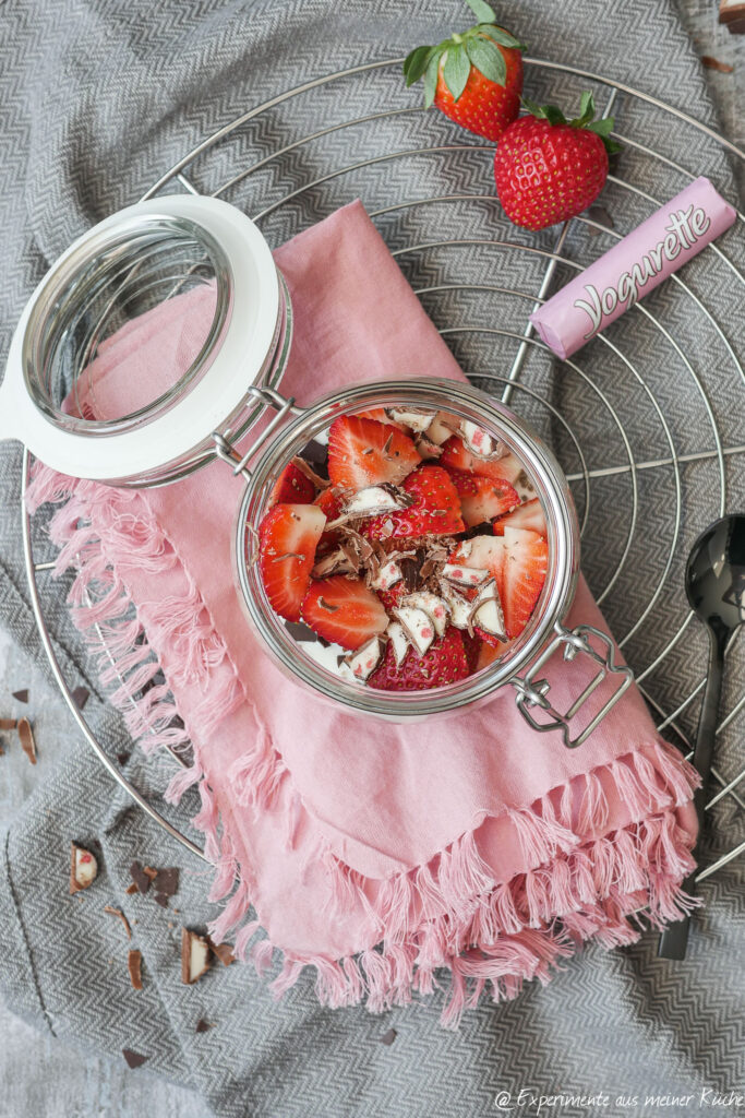 Overnight Oats mit Erdbeeren und Yogurette