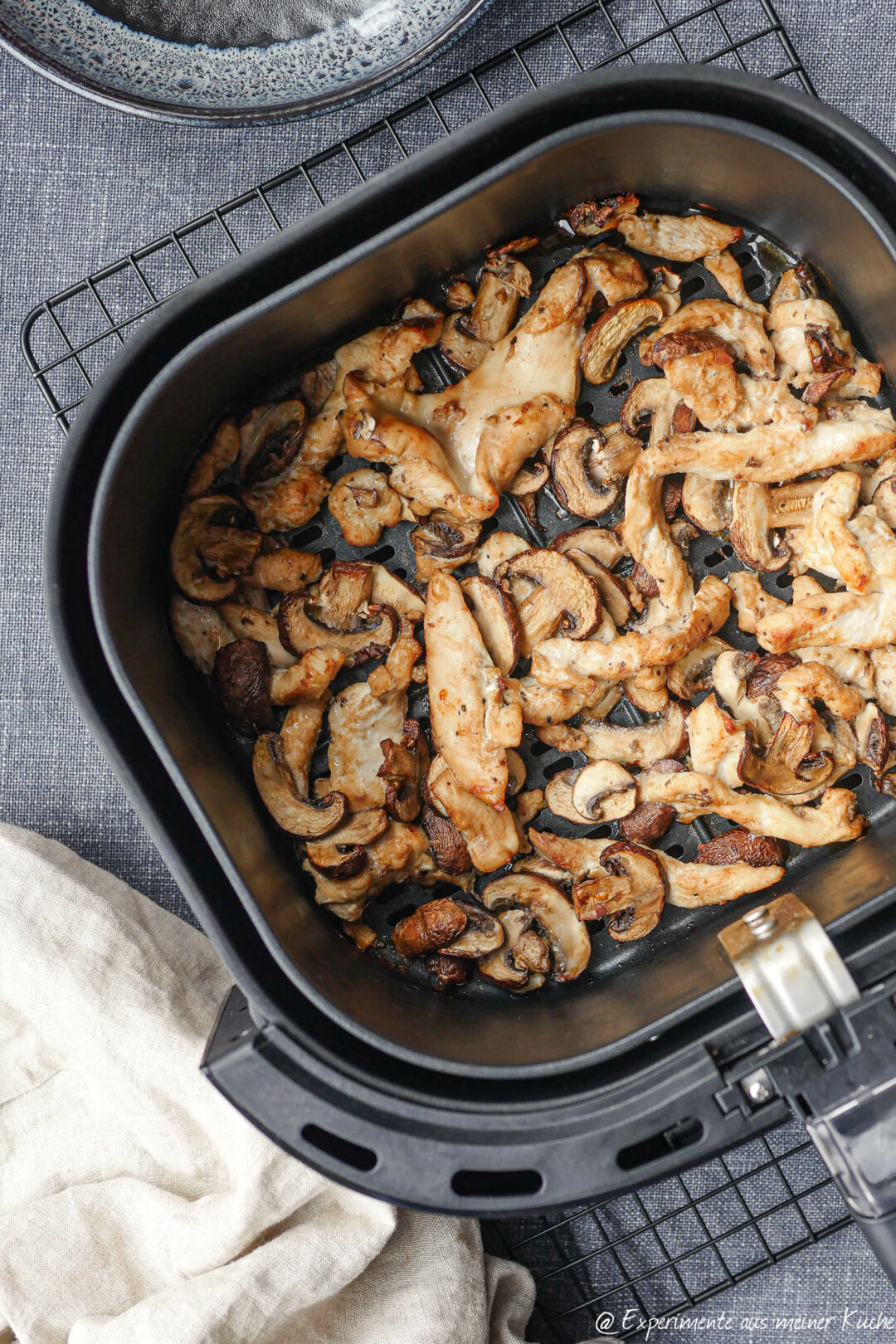 Hähnchen-Pilz-Pfanne aus der Heißluftfritteuse Hähnchen-Pilz-Pfanne aus der Heißluftfritteuse