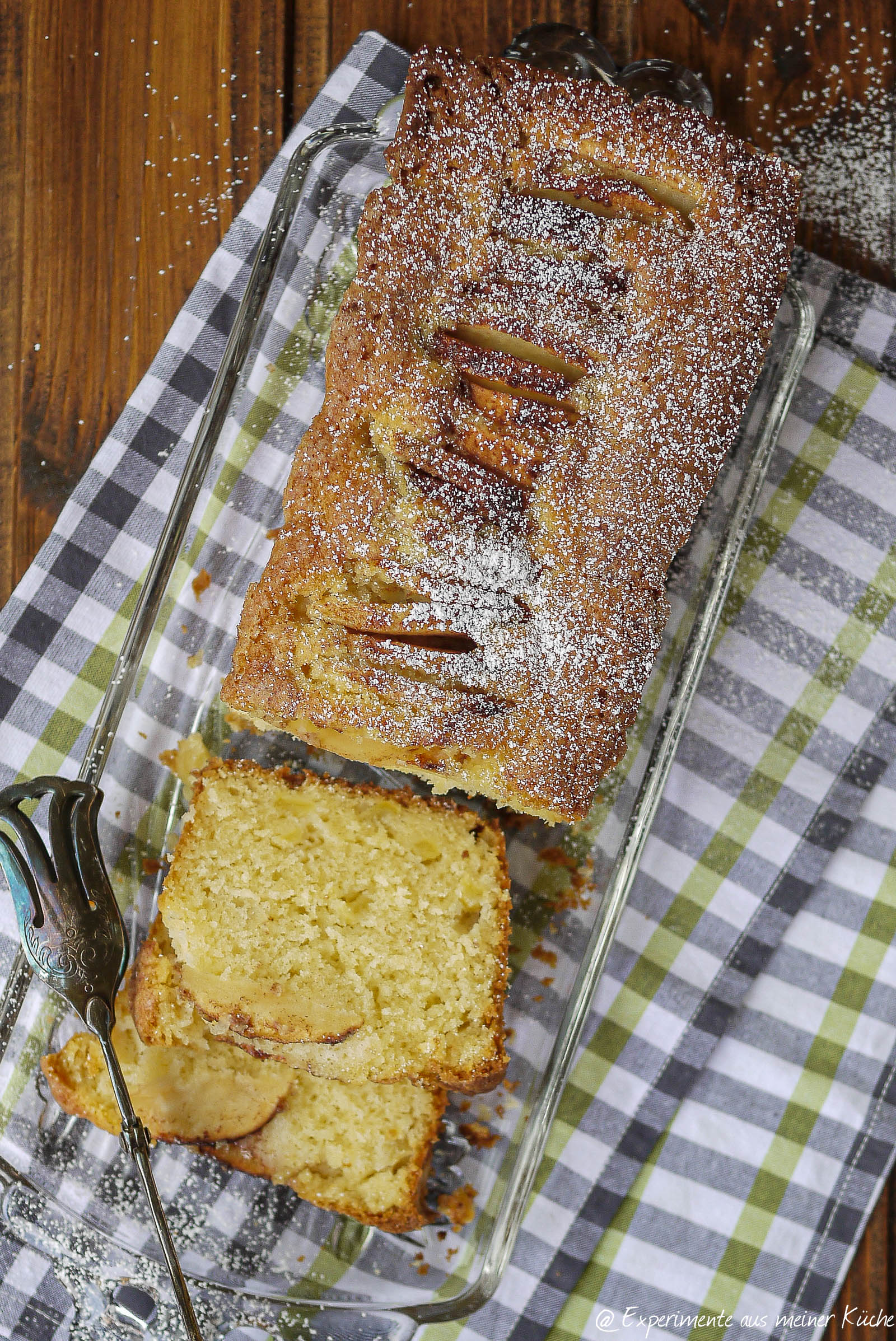 Apfelkuchen aus der Kastenform | saftig &amp; schnell