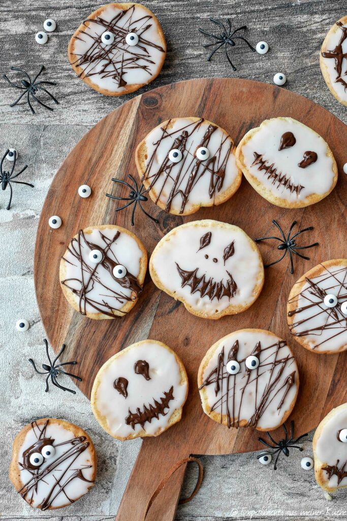 Halloween Amerikaner mit Spinnennetz und Zuckeraugen