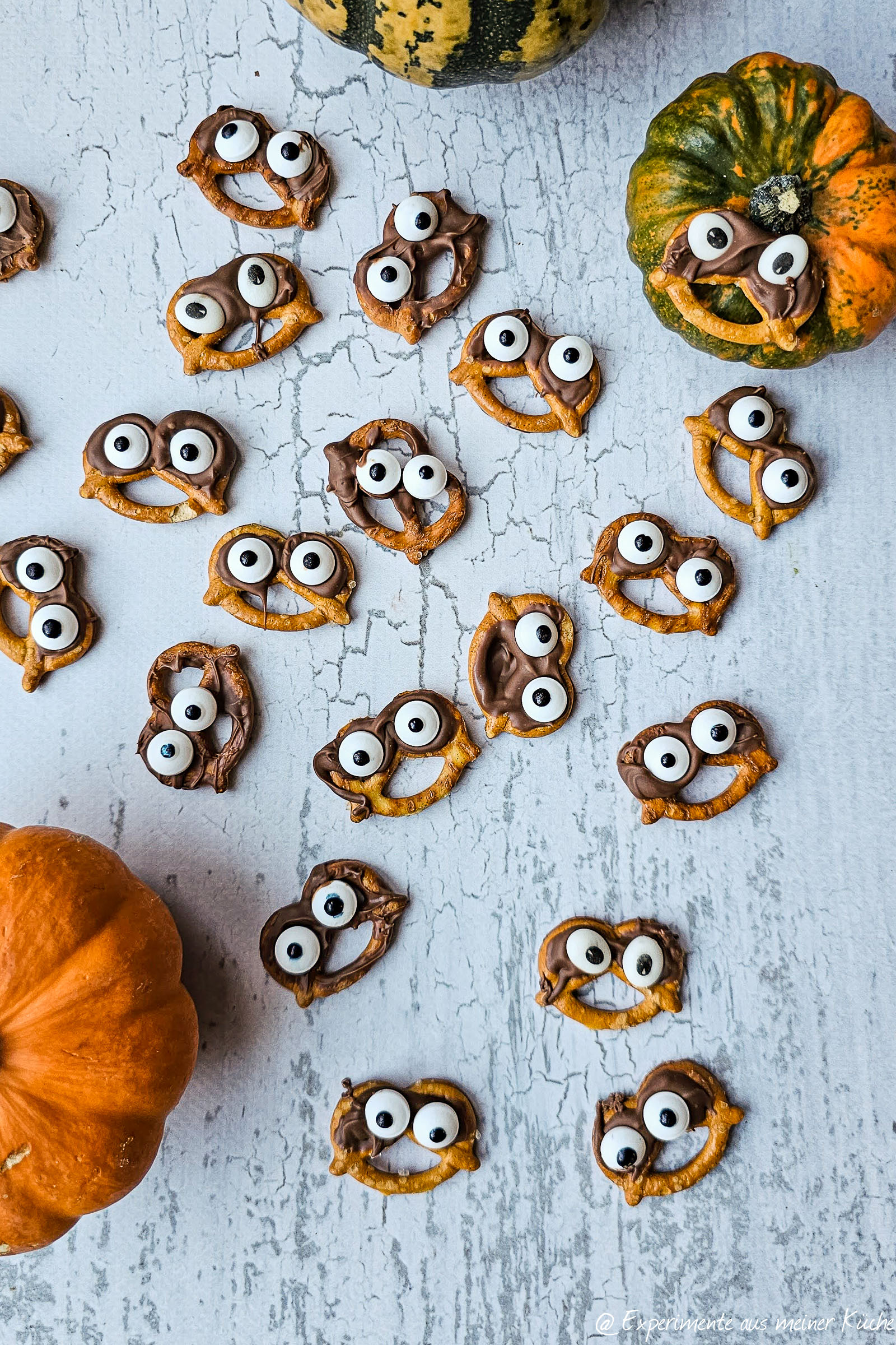 Halloween Brezeln mit Schokolade und Zuckeraugen