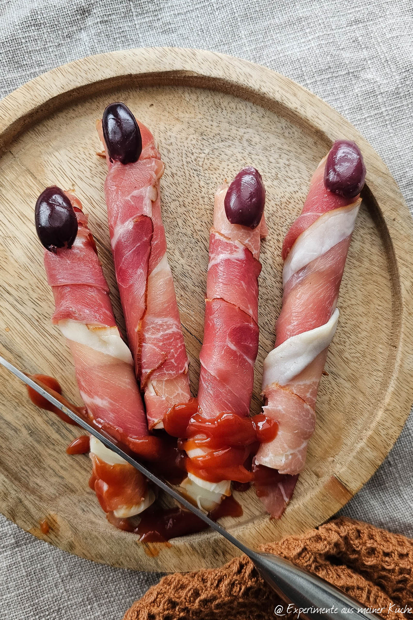 Halloween Hexenfinger mit Schinken und Käse