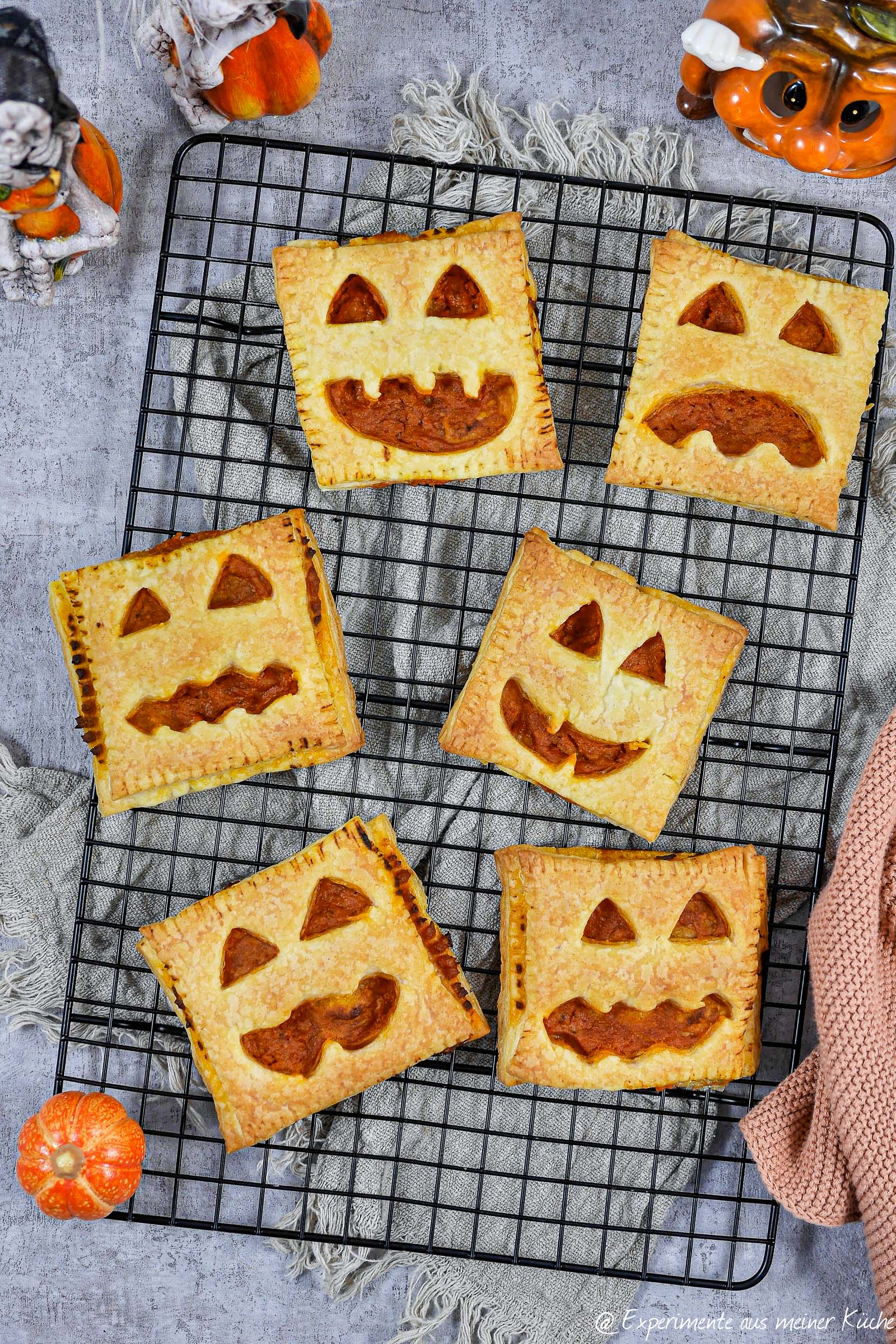 Halloween Blätterteigtaschen mit Kürbisgesichtern