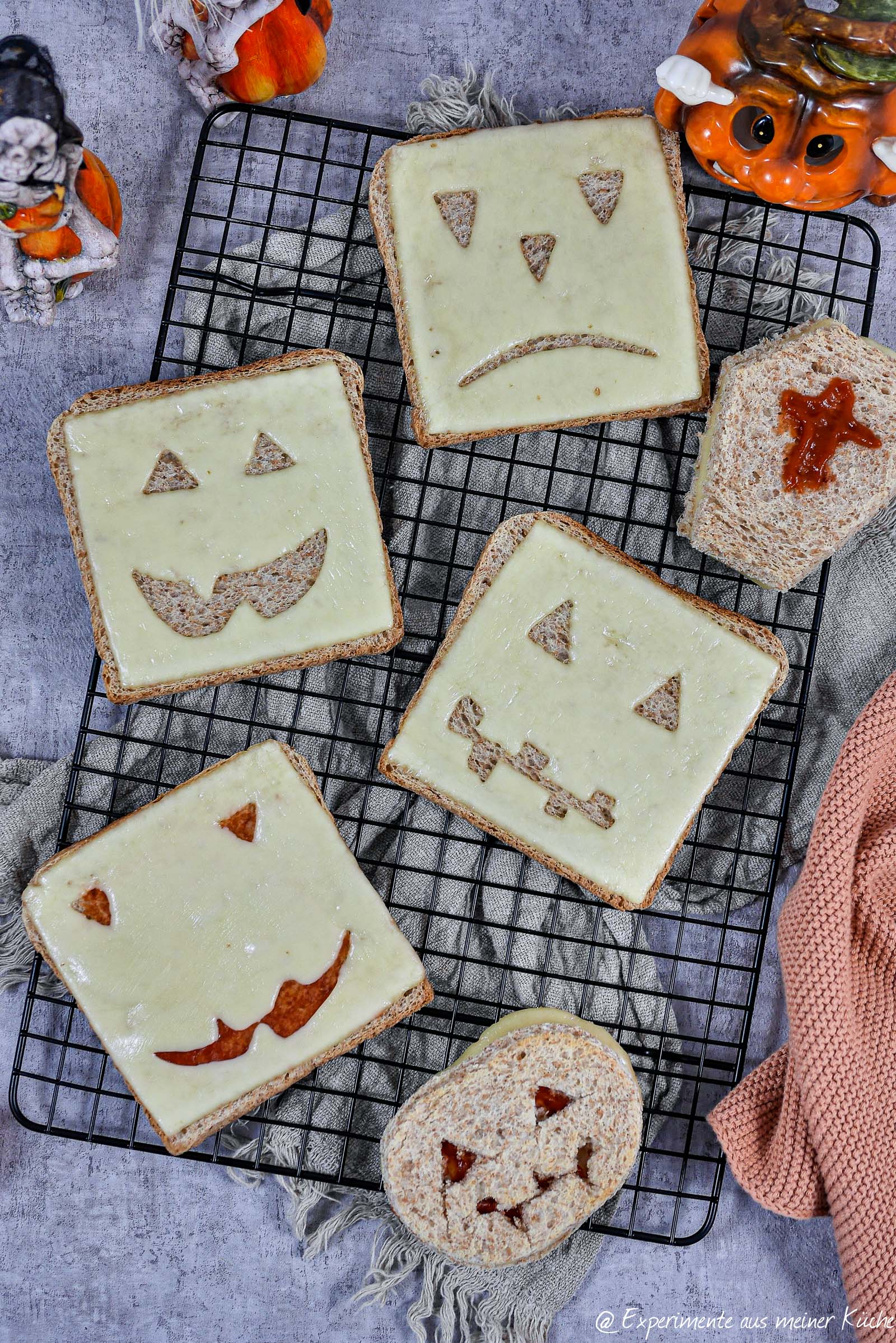 Halloween Toast mit Käsegesichtern