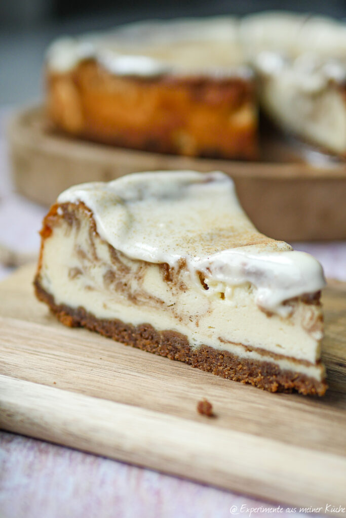 Zimtschnecken-Cheesecake Stück Anschnitt