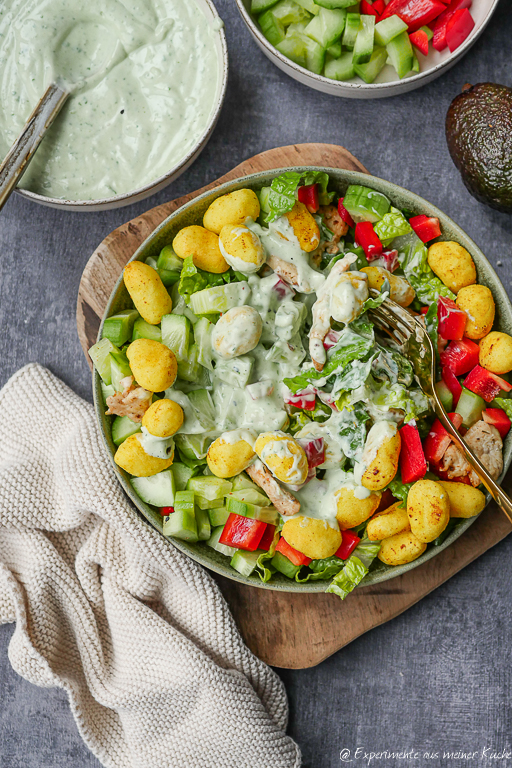 Salat mit Avocado, Hähnchen und Gnocchi