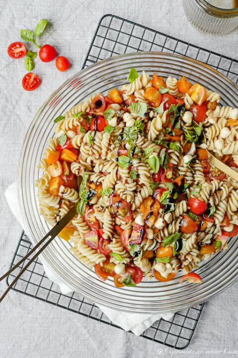 Nudelsalat mit Tomaten und Mozzarella