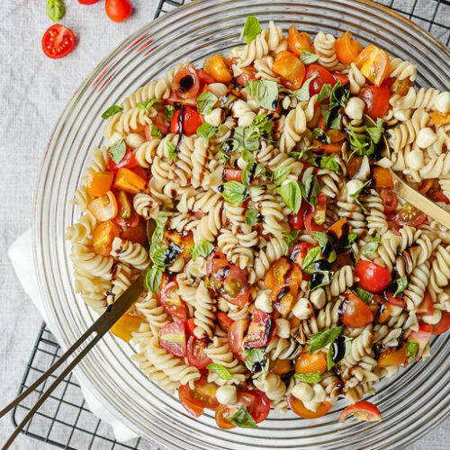 Nudelsalat mit Tomaten