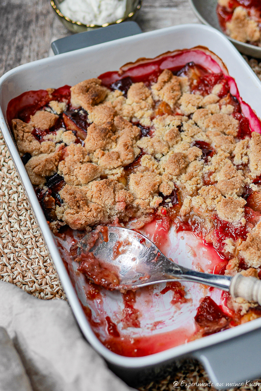 Crumble mit Pflaumen aus dem Ofen