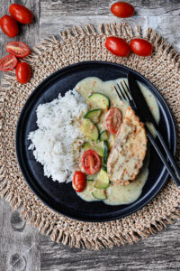 Hähnchen mit Zucchini und Tomaten