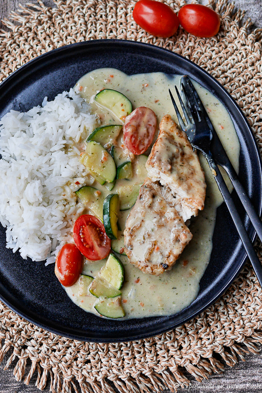 Hähnchen mit Zucchini und Tomaten