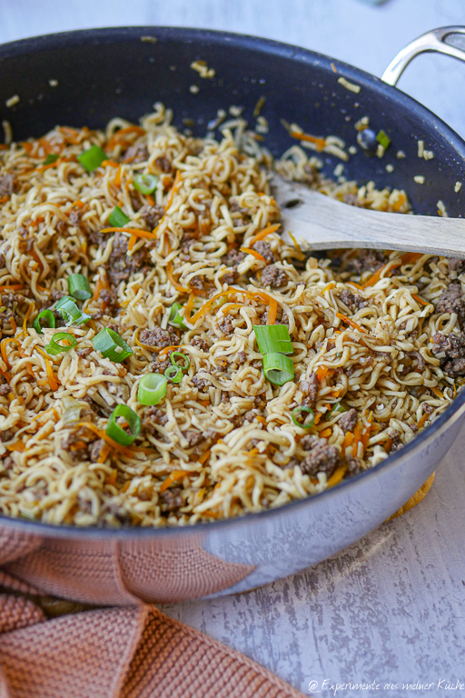 Asiatische Noodles mit Hackfleisch und Möhren