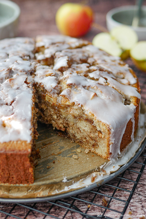 Apfelkuchen Kastenform in Stücke geschnitten