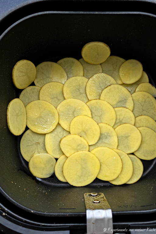 Rohe Kartoffelchips in der Heißluftfritteuse