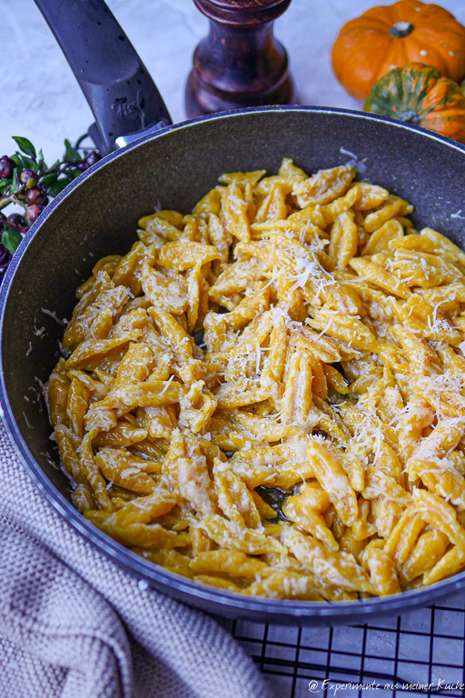 Selbstgemachte Nudeln aus der Pfanne mit Butter und Parmesan