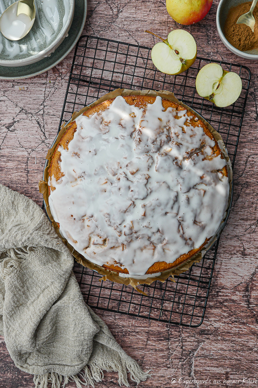 Zimtschnecken Apfelkuchen mit Glasur