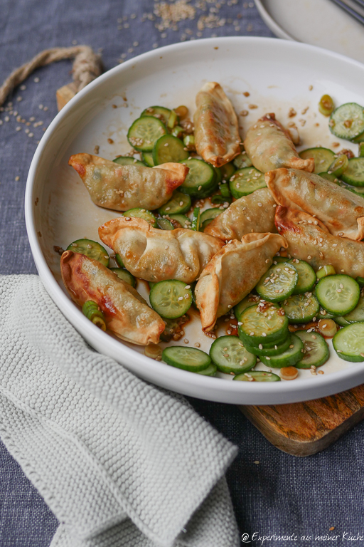 Gyoza Salat mit asiatischem Dressing