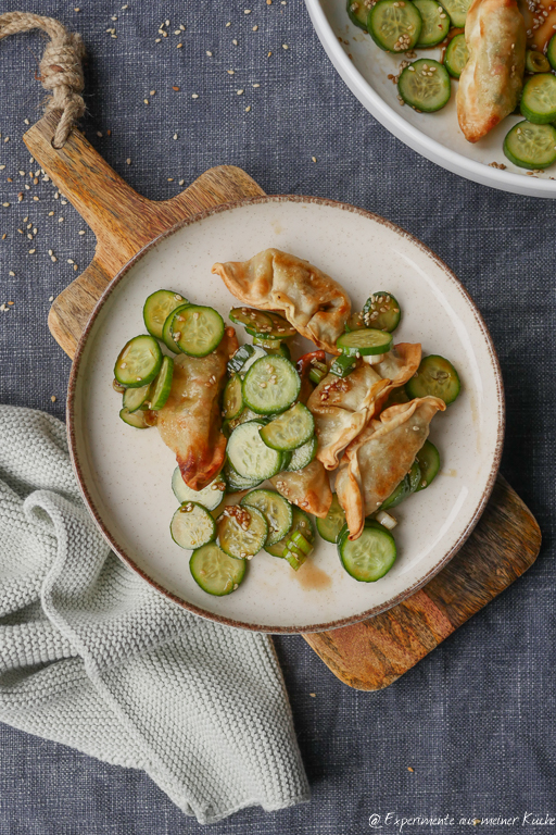 Gyoza Salat mit asiatischem Dressing