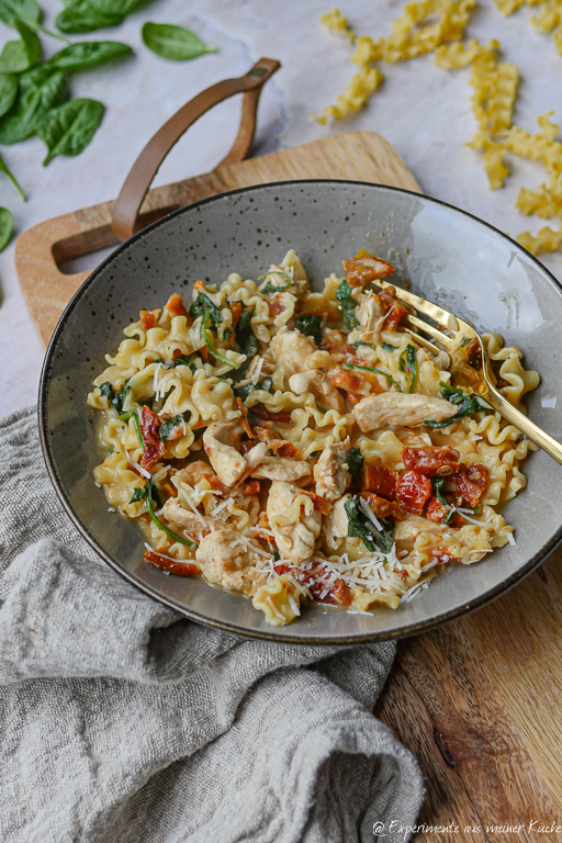 Nudeln mit Hähnchen und getrockneten Tomaten