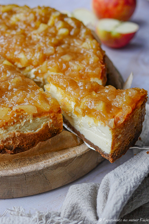 Weihnachtlicher Käsekuchen mit Bratapfel