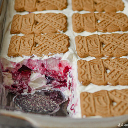 Spekulatius Tiramisu mit Beeren in der Auflaufform, angeschnitten