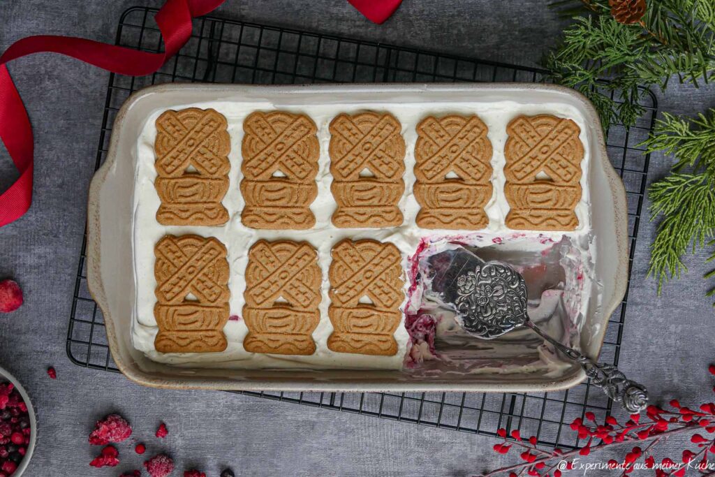 Spekulatiustiramisu mit Beeren angeschnitten