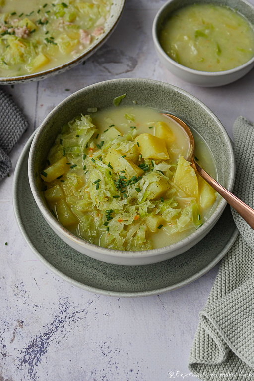 Suppe mit Spitzkohl