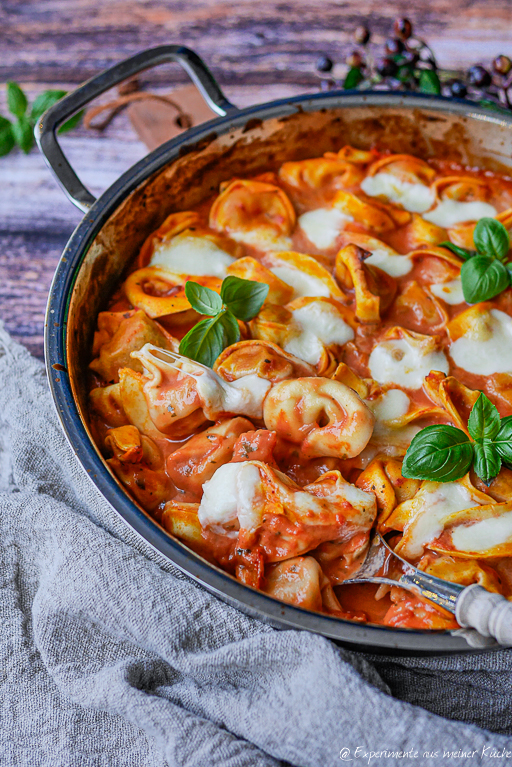 Tortellini mit Tomatensoße