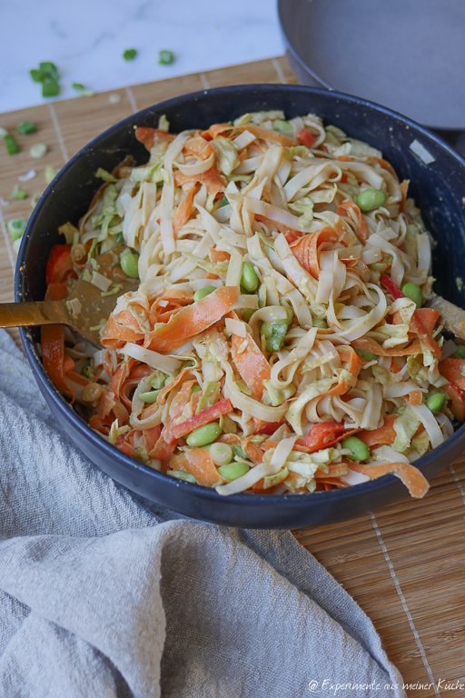 Asiatischer Salat mit Erdnussdressing
