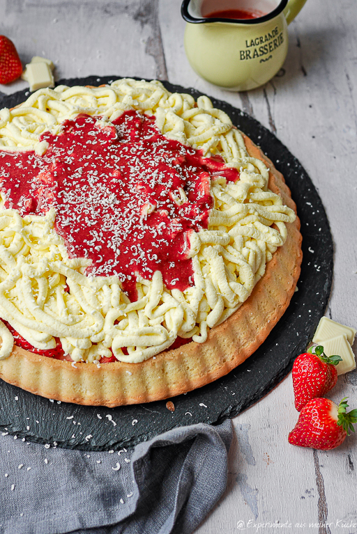 Spaghetti Eis Torte mit frischen Erdbeeren